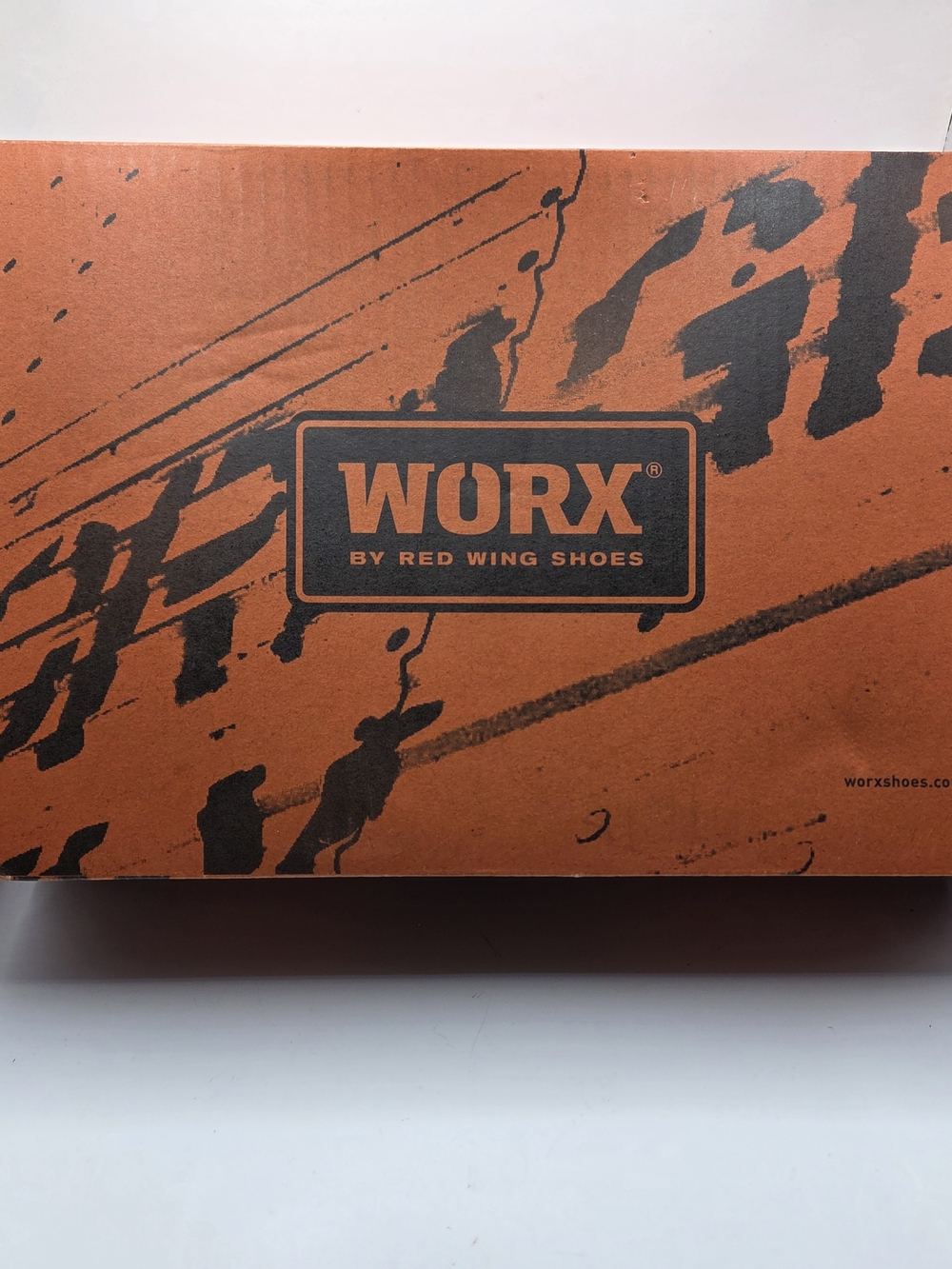 Ankle-high safety boots with a rotary knob lacing system and protective shoe